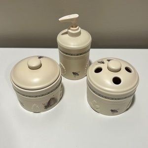 Pfaltzgraff maker, Naturewood design sold by Elder-Beerman bathroom accessories